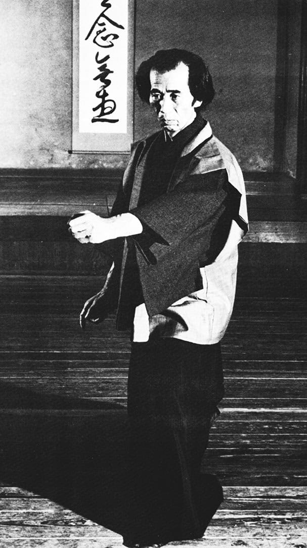 Shigeru Egami maestro de karate shotokai en posicion de oitsuki