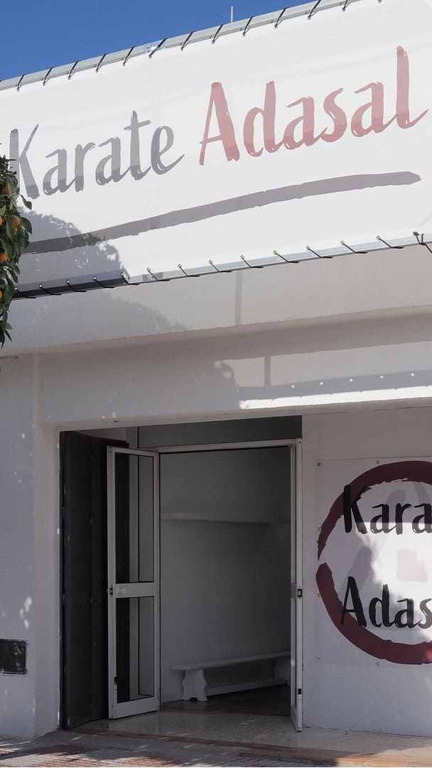 Fachada del club adasal, entrada por la calle clara campoamor en Tomares