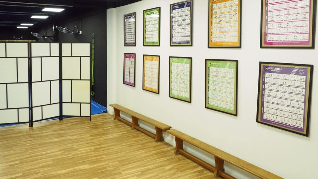 Instalaciones de Karate Adasal, con bancos suecos y cuadros de ejercicios