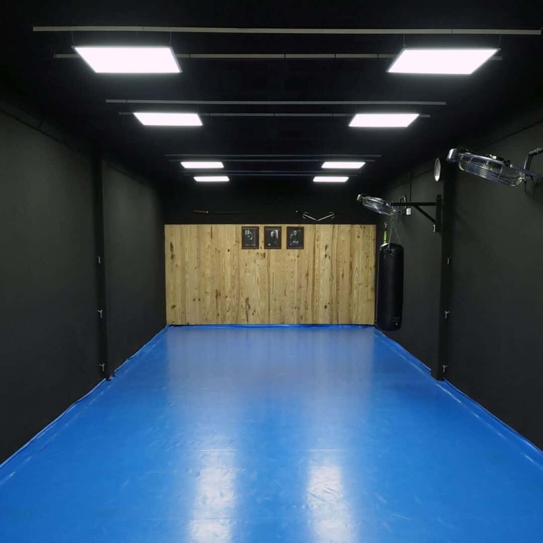 Tatami en karate adasal, ventiladores y saco de golpeo