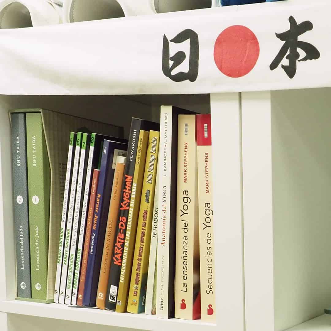 Estantería con libros de karate, judo y yoga en el dojo de Karate Adasal.